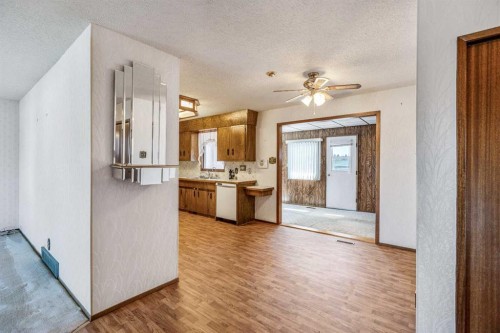 47 Ryerson Road West, Lethbridge, AB - Indoor Photo Showing Kitchen