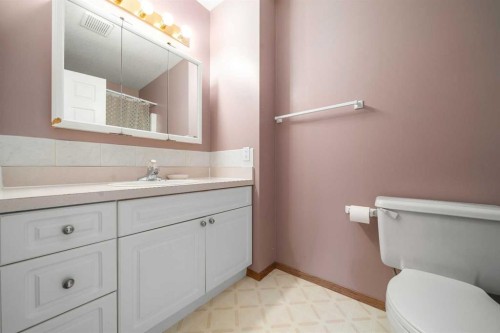 5205 55 Street, Taber, AB - Indoor Photo Showing Bathroom