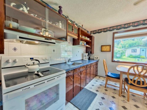22830 6 Avenue, Hillcrest, AB - Indoor Photo Showing Kitchen