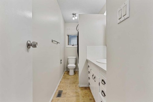182 Oxford Road West, Lethbridge, AB 