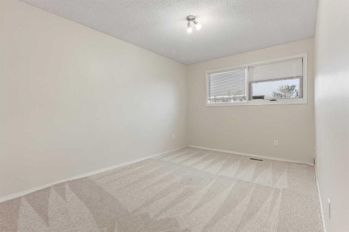182 Oxford Road West, Lethbridge, AB 