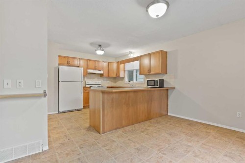 182 Oxford Road West, Lethbridge, AB 