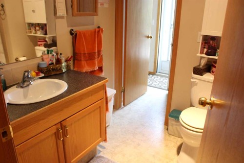 61048 Hwy 844, Raymond, AB - Indoor Photo Showing Bathroom