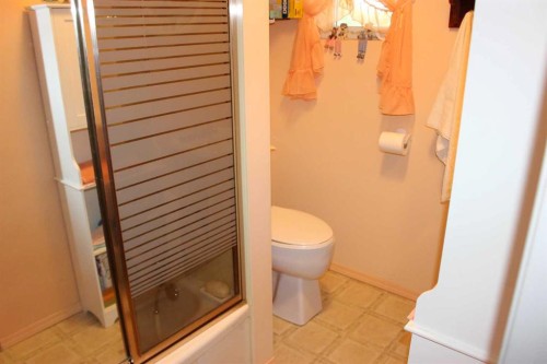 61048 Hwy 844, Raymond, AB - Indoor Photo Showing Bathroom