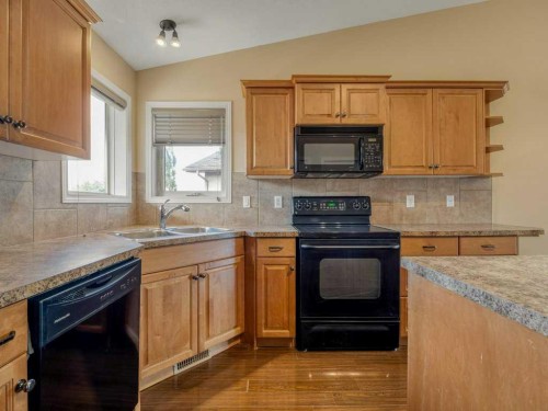 727 Aberdeen Crescent West, Lethbridge, AB 
