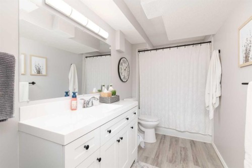 205 Kings Bay South, Lethbridge, AB 