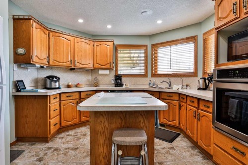 2265 27 Avenue South, Lethbridge, AB - Indoor Photo Showing Kitchen With Double Sink