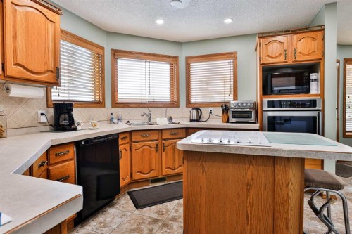 2265 27 Avenue South, Lethbridge, AB - Indoor Photo Showing Kitchen