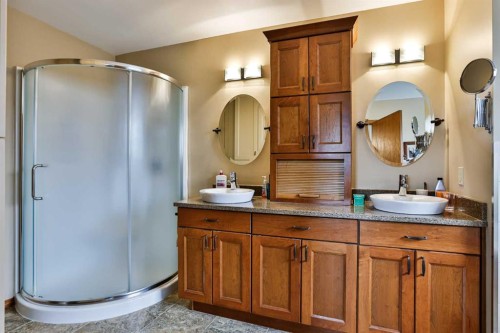 2265 27 Avenue South, Lethbridge, AB - Indoor Photo Showing Bathroom