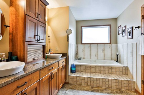 2265 27 Avenue South, Lethbridge, AB - Indoor Photo Showing Bathroom