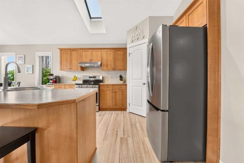 382 Heritage Boulevard West, Lethbridge, AB 