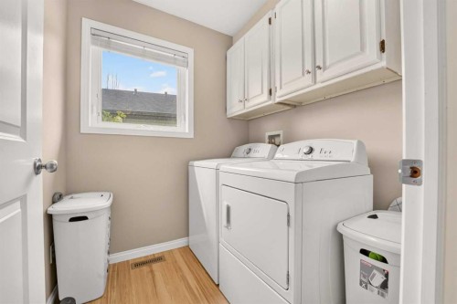 382 Heritage Boulevard West, Lethbridge, AB 