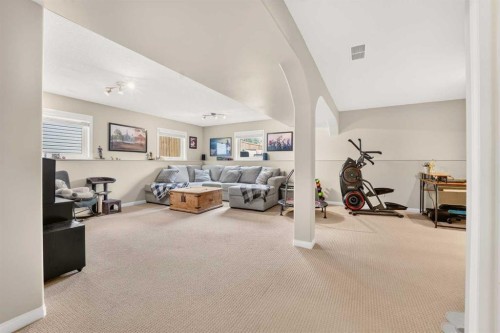 382 Heritage Boulevard West, Lethbridge, AB 