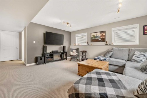 382 Heritage Boulevard West, Lethbridge, AB 