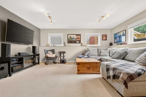 382 Heritage Boulevard West, Lethbridge, AB 