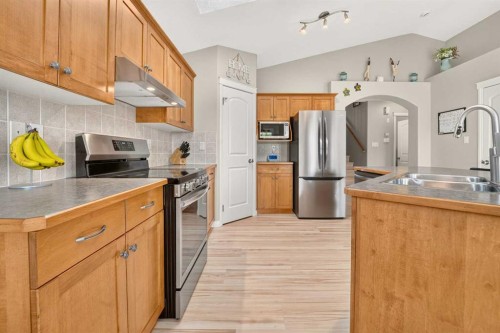 382 Heritage Boulevard West, Lethbridge, AB 