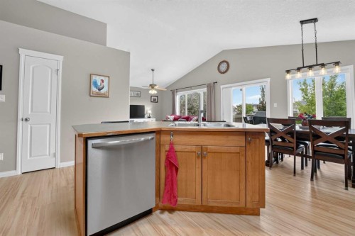 382 Heritage Boulevard West, Lethbridge, AB 