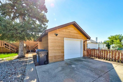 1320 13 Street North, Lethbridge, AB 