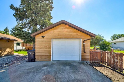 1320 13 Street North, Lethbridge, AB 