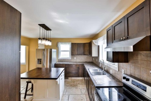 12 Aspen Arbor, Raymond, AB 