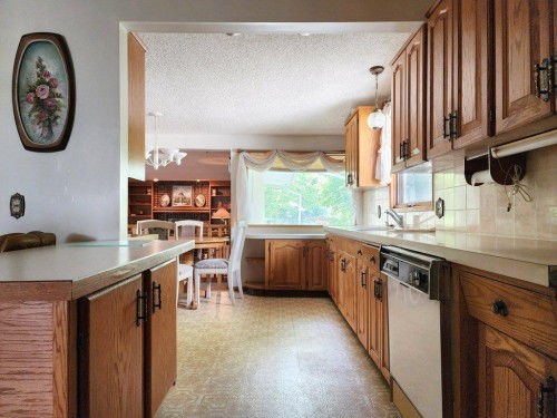 1818 Lakeside Road South, Lethbridge, AB 