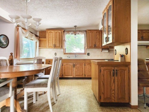 1818 Lakeside Road South, Lethbridge, AB 