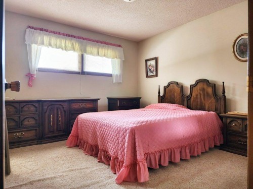 1818 Lakeside Road South, Lethbridge, AB 