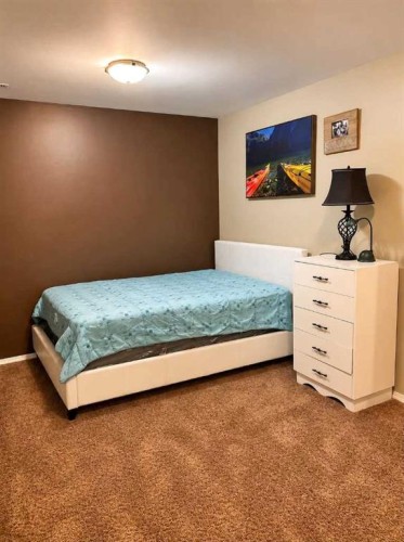 227 Lynx Road North, Lethbridge, AB - Indoor Photo Showing Bedroom