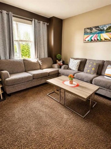 227 Lynx Road North, Lethbridge, AB - Indoor Photo Showing Living Room