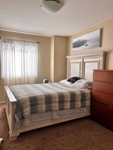 227 Lynx Road North, Lethbridge, AB - Indoor Photo Showing Bedroom