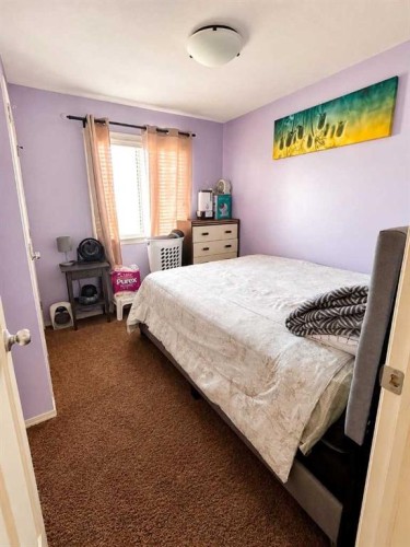 227 Lynx Road North, Lethbridge, AB - Indoor Photo Showing Bedroom
