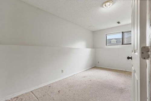 28 Cayuga Crescent West, Lethbridge, AB 