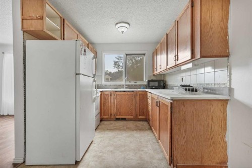 28 Cayuga Crescent West, Lethbridge, AB 