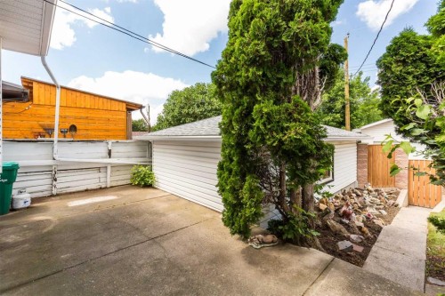 2209 8A Avenue South, Lethbridge, AB 