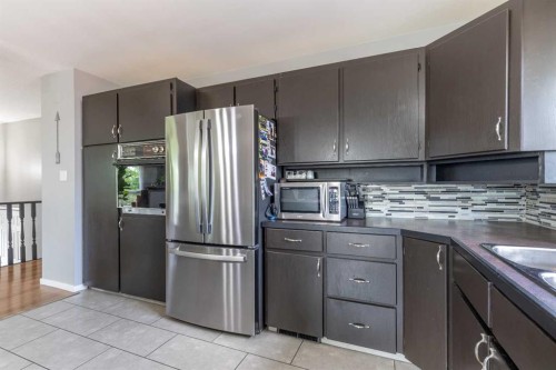 130 Chippewa Crescent West, Lethbridge, AB - Indoor Photo Showing Kitchen