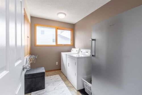 130 Chippewa Crescent West, Lethbridge, AB - Indoor Photo Showing Laundry Room