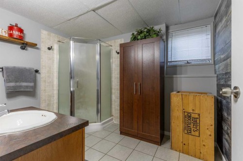 130 Chippewa Crescent West, Lethbridge, AB - Indoor Photo Showing Bathroom