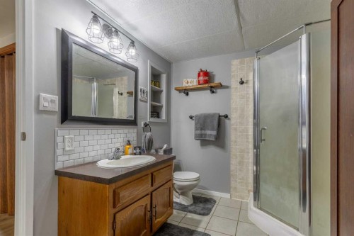 130 Chippewa Crescent West, Lethbridge, AB - Indoor Photo Showing Bathroom