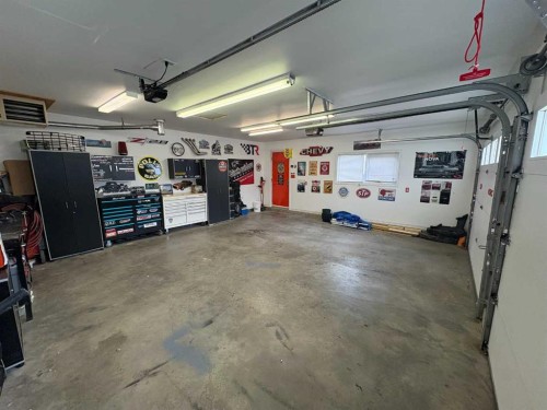 130 Chippewa Crescent West, Lethbridge, AB - Indoor Photo Showing Garage