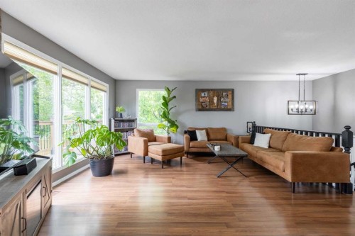 130 Chippewa Crescent West, Lethbridge, AB - Indoor Photo Showing Living Room