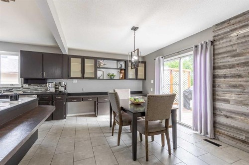 130 Chippewa Crescent West, Lethbridge, AB - Indoor Photo Showing Dining Room