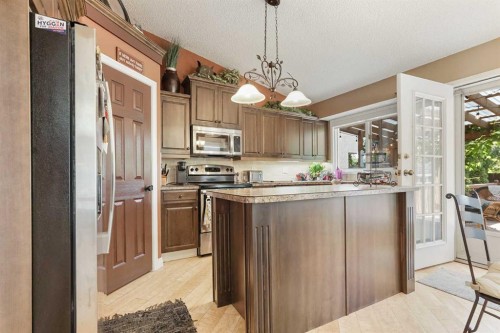 82 Sherwood Boulevard West, Lethbridge, AB 