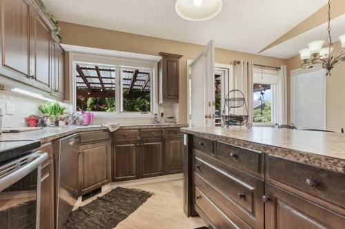 82 Sherwood Boulevard West, Lethbridge, AB 