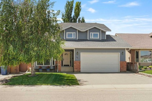82 Sherwood Boulevard West, Lethbridge, AB 