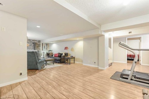 82 Sherwood Boulevard West, Lethbridge, AB 