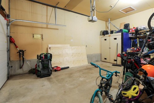 272 E 2 Avenue South, Magrath, AB 
