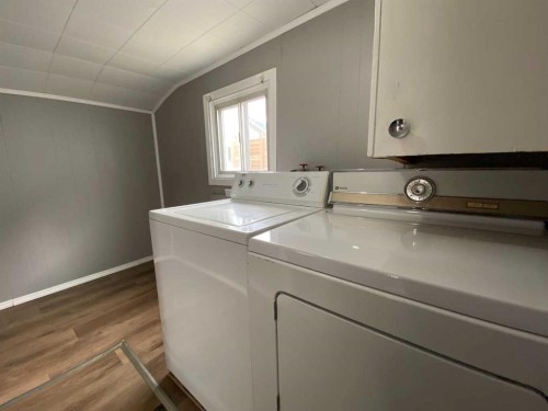 705 227 Street, Hillcrest, AB - Indoor Photo Showing Laundry Room