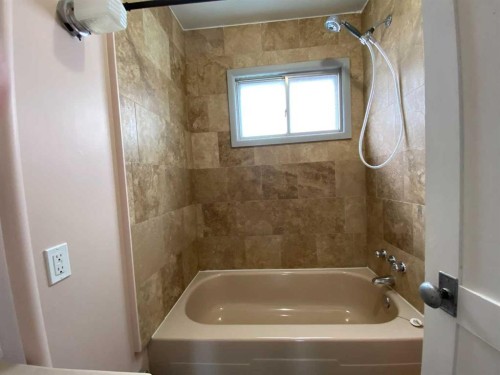 705 227 Street, Hillcrest, AB - Indoor Photo Showing Bathroom
