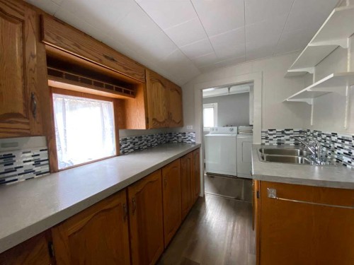 705 227 Street, Hillcrest, AB - Indoor Photo Showing Kitchen With Double Sink