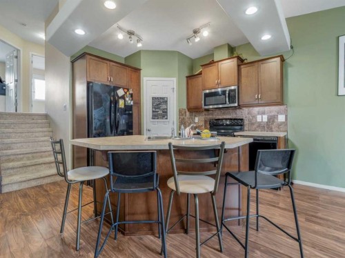 825 Silkstone Close West, Lethbridge, AB 